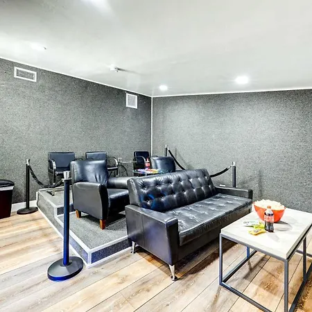 Dog-Friendly Oakhurst Home Walk To Downtown!